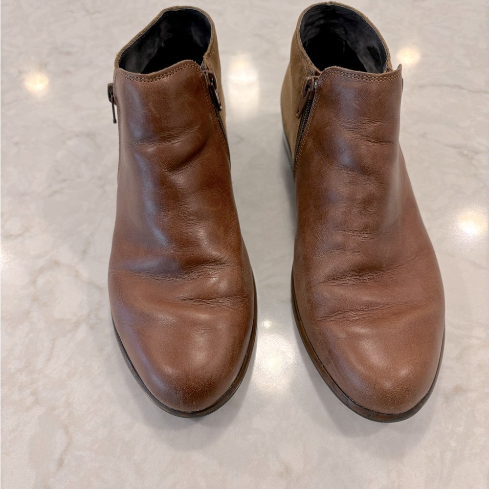 Naot Helm Maple Brown Leather/Dessert Suede